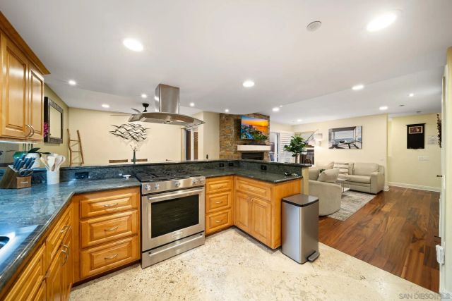 886 Felspar St, San Diego, CA 92109