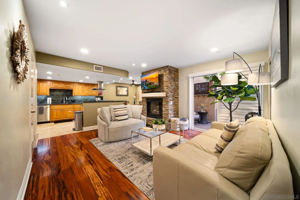 886 Felspar St, San Diego, CA 92109