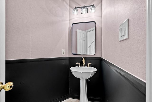 302 Kingsberry Cir, Mt Lebanon, PA 15234