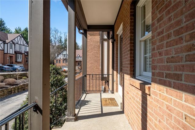 302 Kingsberry Cir, Mt Lebanon, PA 15234