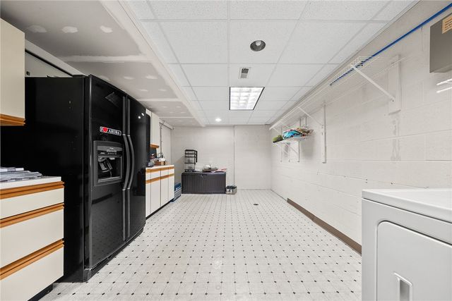 302 Kingsberry Cir, Mt Lebanon, PA 15234