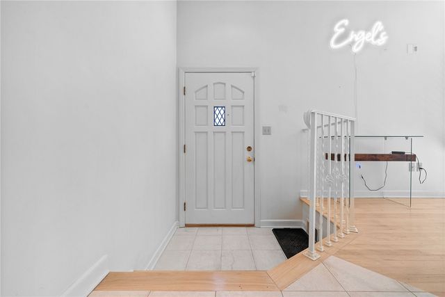 302 Kingsberry Cir, Mt Lebanon, PA 15234