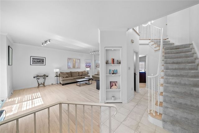 302 Kingsberry Cir, Mt Lebanon, PA 15234