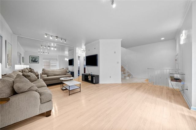 302 Kingsberry Cir, Mt Lebanon, PA 15234