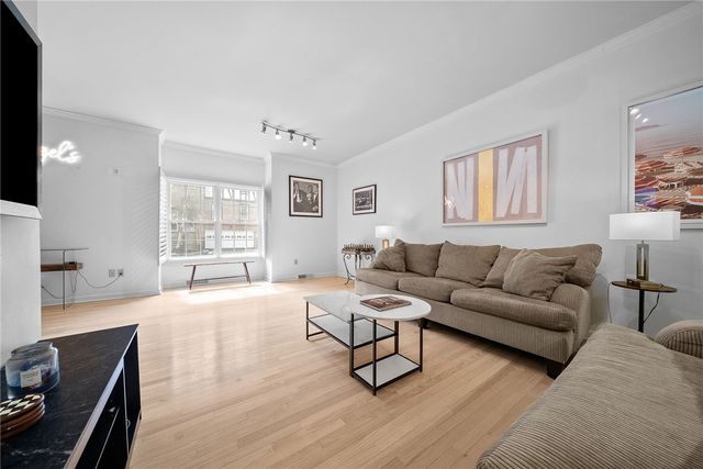 302 Kingsberry Cir, Mt Lebanon, PA 15234