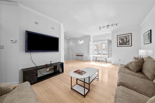 302 Kingsberry Cir, Mt Lebanon, PA 15234