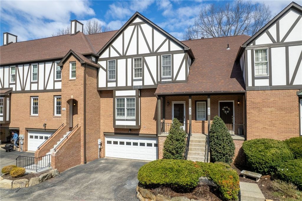 302 Kingsberry Cir, Mt Lebanon, PA 15234