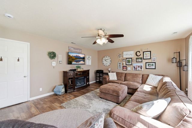 1691 S 300 E, Kaysville, UT 84037