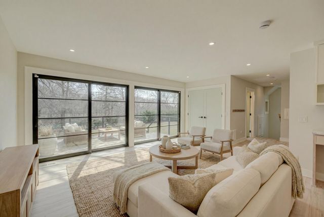 71 Otis Lane, Saint Paul, MN 55104