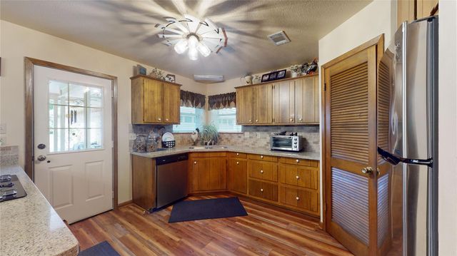 806 Camphor Circle NE, Village Mills, TX 77663