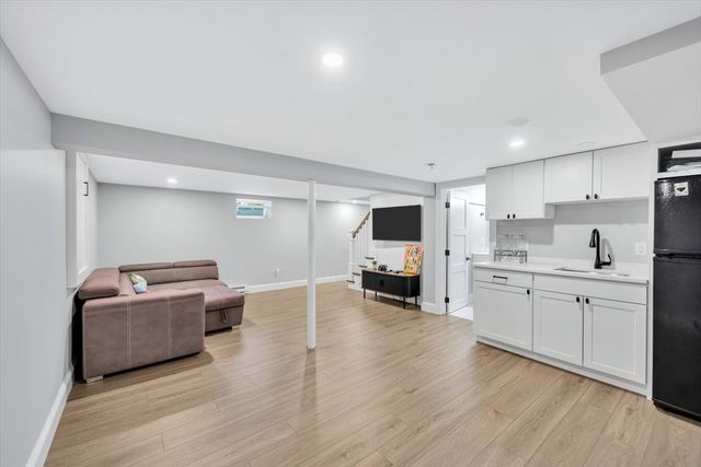 25 Nancy Ln, Barnstable, MA 02601