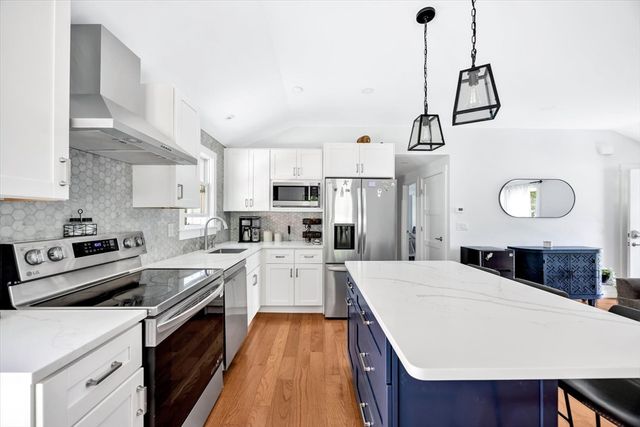 25 Nancy Ln, Barnstable, MA 02601