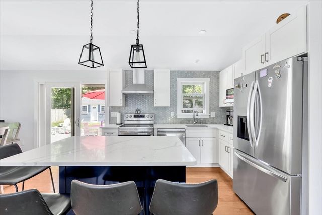 25 Nancy Ln, Barnstable, MA 02601