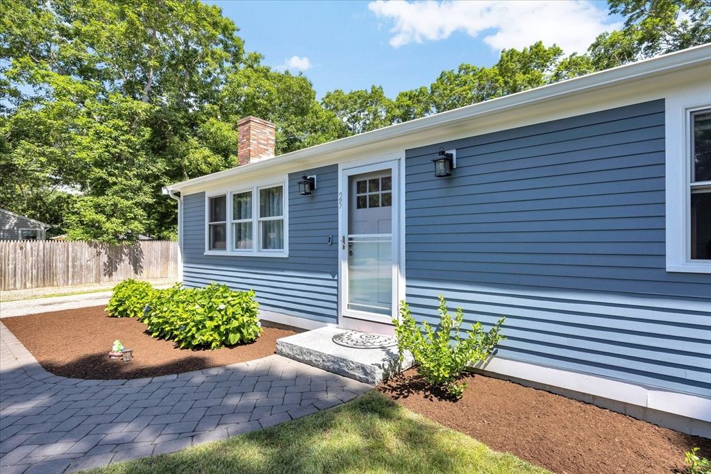 25 Nancy Ln, Barnstable, MA 02601