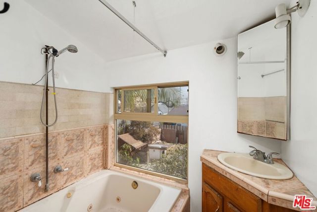 4812 Arlington Avenue, Los Angeles, CA 90043