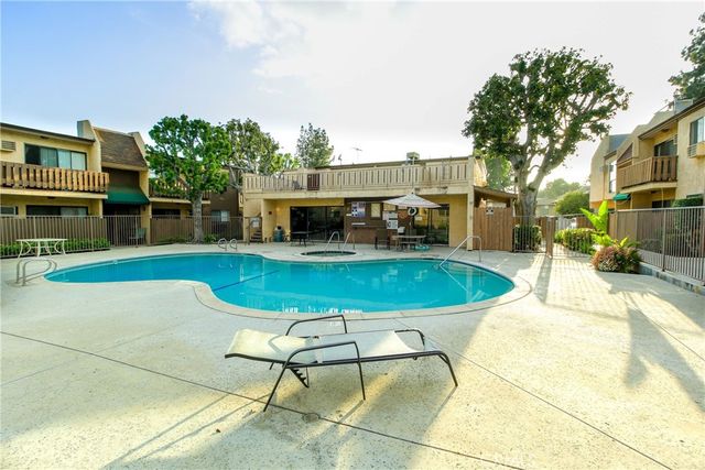 17900 Sherman Way 118, Reseda, CA 91335