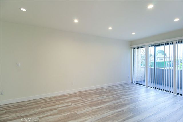 17900 Sherman Way 118, Reseda, CA 91335