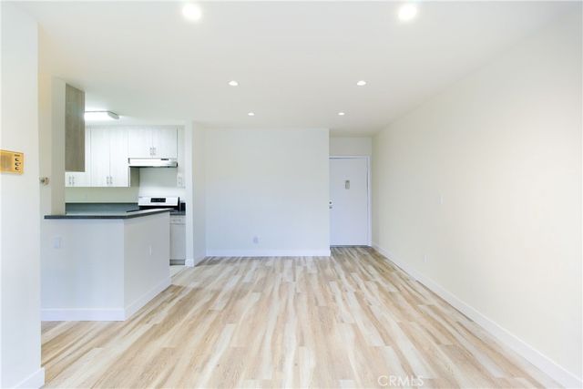 17900 Sherman Way 118, Reseda, CA 91335