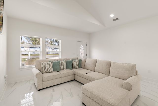 4906 E 2nd Street, Panama City, FL 32404