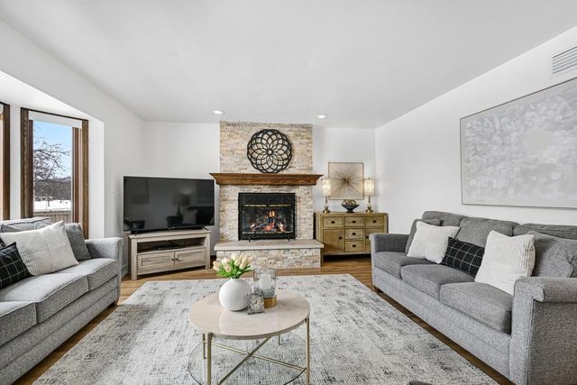 2664 E Henry AVENUE, Cudahy, WI 53110