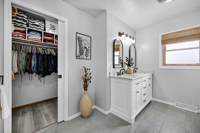 2664 E Henry AVENUE, Cudahy, WI 53110