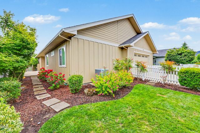 430 Bridge Creek Drive, Central Point, OR 97502