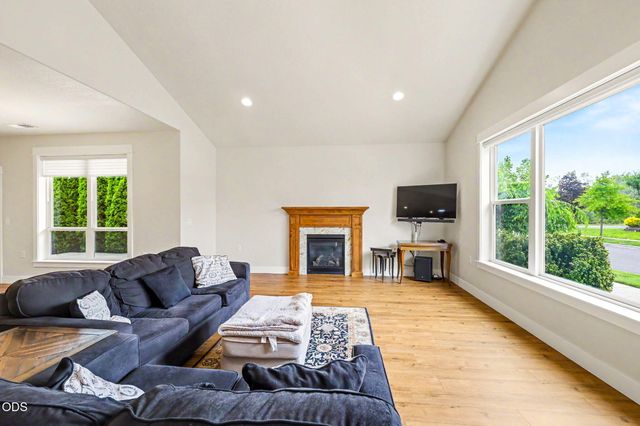 430 Bridge Creek Drive, Central Point, OR 97502