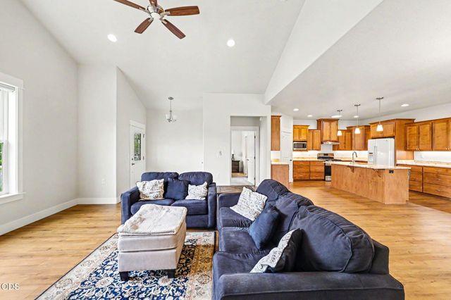 430 Bridge Creek Drive, Central Point, OR 97502