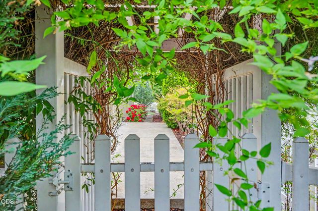 430 Bridge Creek Drive, Central Point, OR 97502