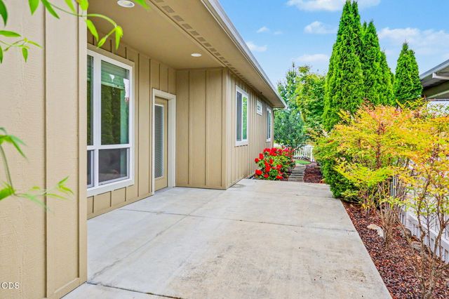 430 Bridge Creek Drive, Central Point, OR 97502