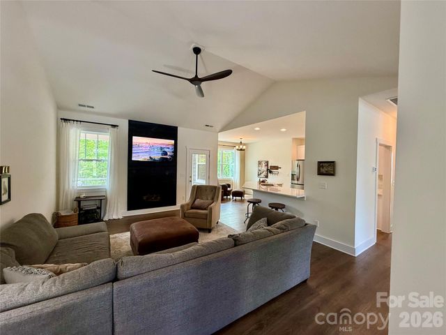 137 Marianne Drive, Hendersonville, NC 28739