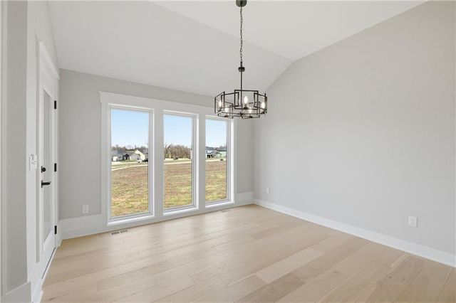 8734 N FARLEY Avenue, Kansas City, MO 64157