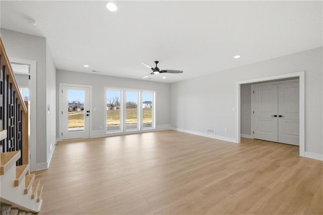 8734 N FARLEY Avenue, Kansas City, MO 64157