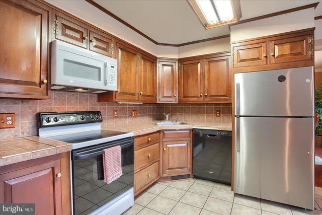 516 LAMP POST LN, Camp Hill, PA 17011