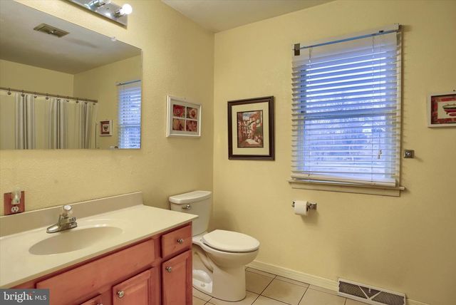 516 LAMP POST LN, Camp Hill, PA 17011