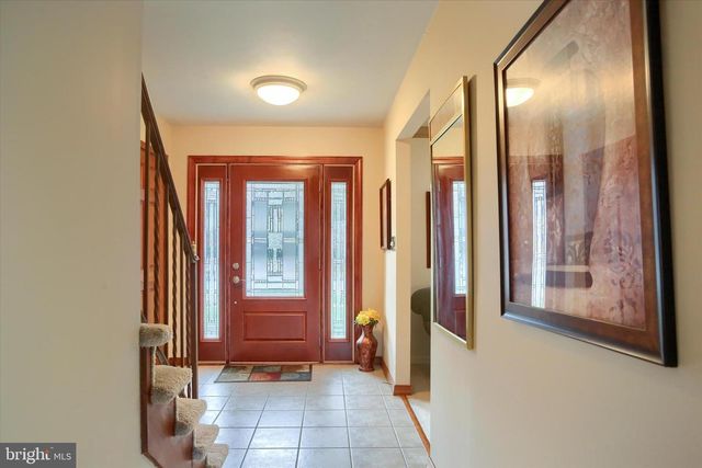 516 LAMP POST LN, Camp Hill, PA 17011