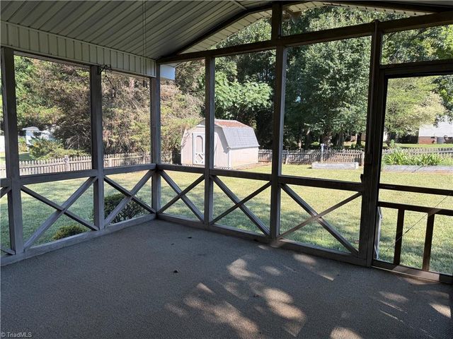2017 Pembrooke Forest Drive, Winston-salem, NC 27106