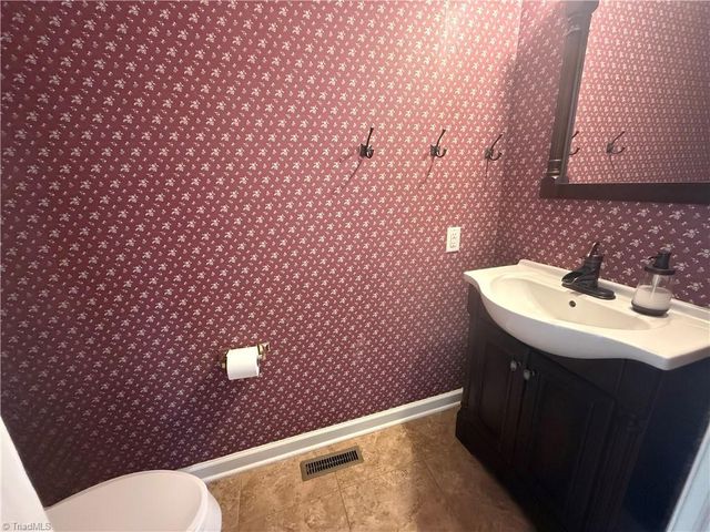 2017 Pembrooke Forest Drive, Winston-salem, NC 27106