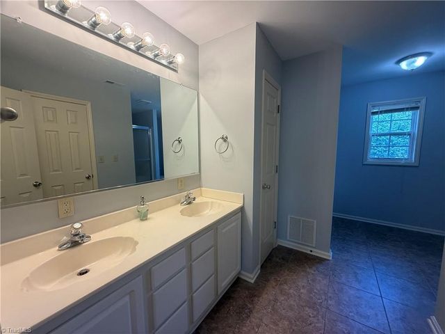 2017 Pembrooke Forest Drive, Winston-salem, NC 27106