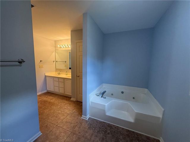2017 Pembrooke Forest Drive, Winston-salem, NC 27106