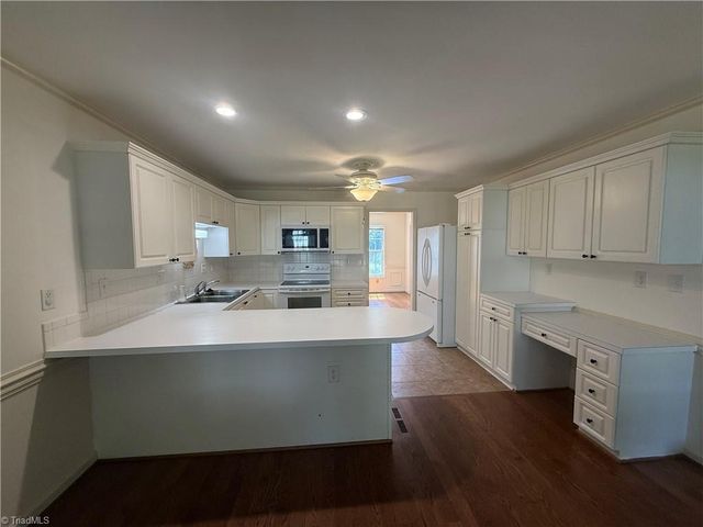 2017 Pembrooke Forest Drive, Winston-salem, NC 27106