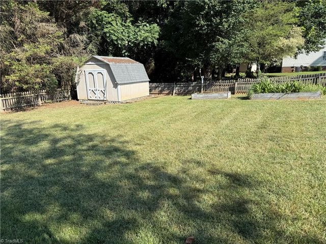 2017 Pembrooke Forest Drive, Winston-salem, NC 27106