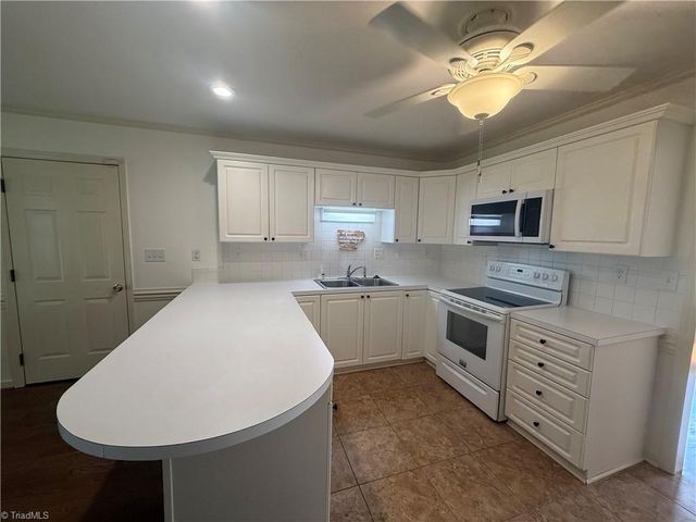 2017 Pembrooke Forest Drive, Winston-salem, NC 27106