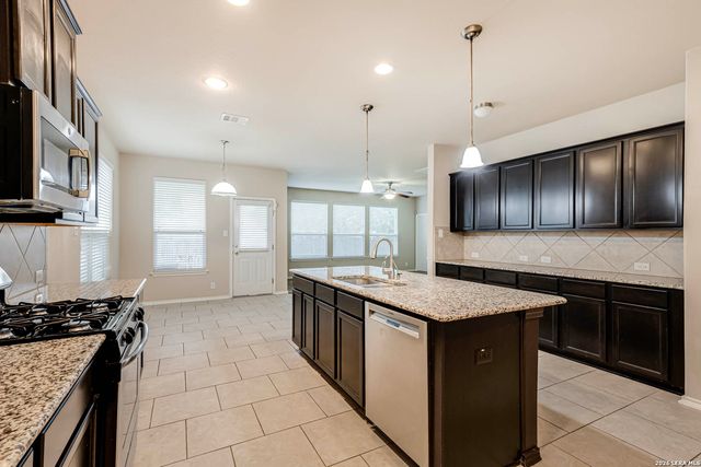 8715 DOVE OAK LN, San Antonio, TX 78254