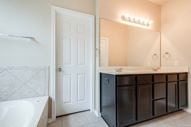 8715 DOVE OAK LN, San Antonio, TX 78254