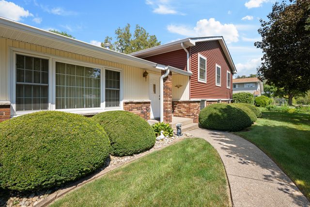 126 W 28th Avenue, Coal Valley, IL 61240