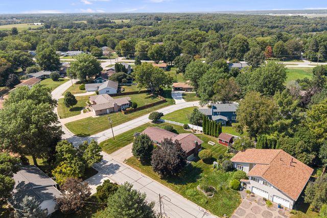 126 W 28th Avenue, Coal Valley, IL 61240