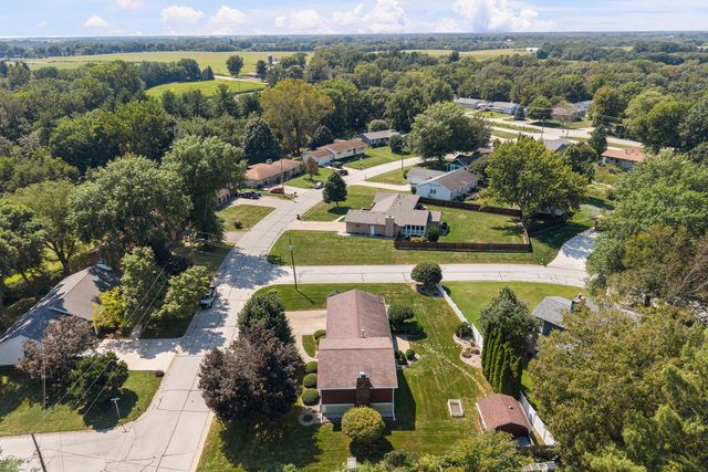 126 W 28th Avenue, Coal Valley, IL 61240