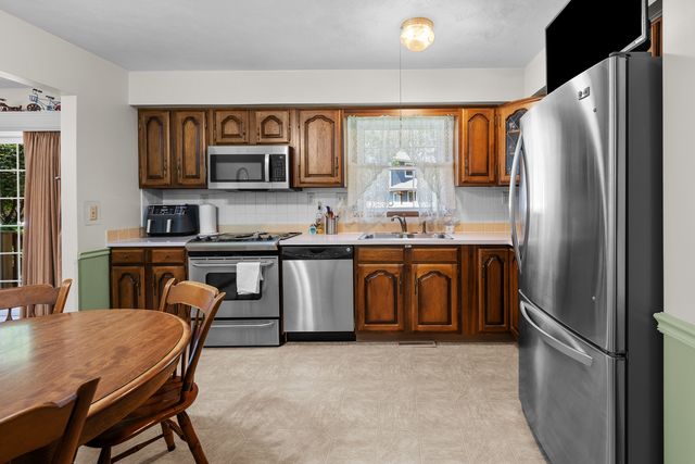 126 W 28th Avenue, Coal Valley, IL 61240