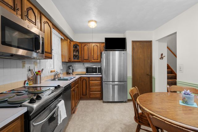 126 W 28th Avenue, Coal Valley, IL 61240